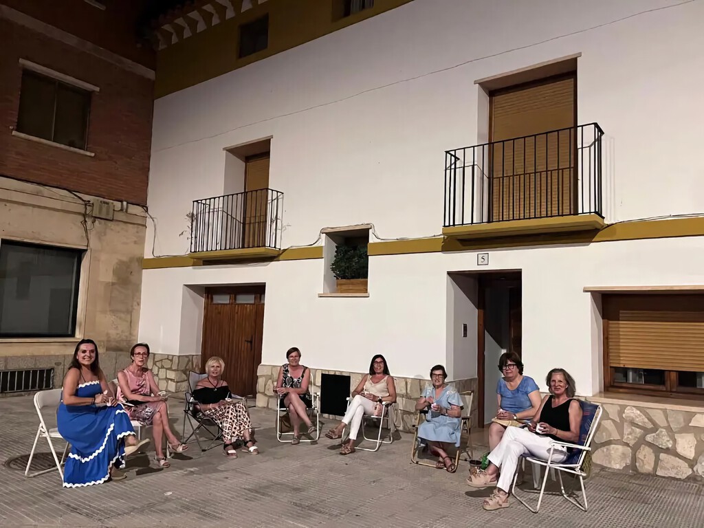 Gelsa revitaliza la tradición de ''salir a la fresca'' con gran éxito, fomentando la conexión vecinal
