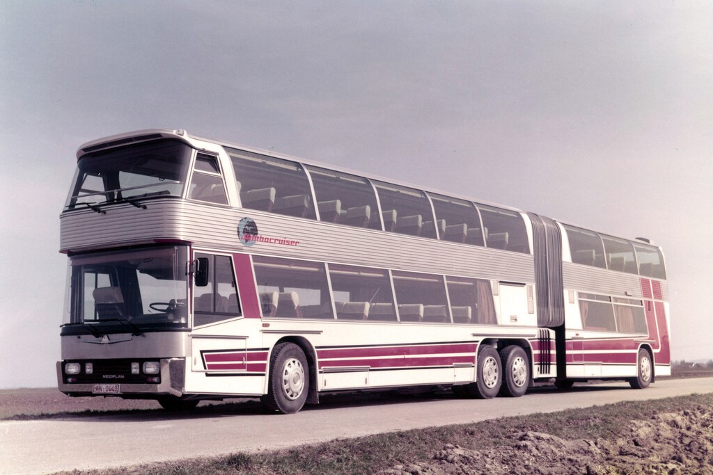 Jumbocruiser: El Gigantesco Autobús de Lujo que Desafió los Límites del Viaje por Carretera y Encontró su Fin