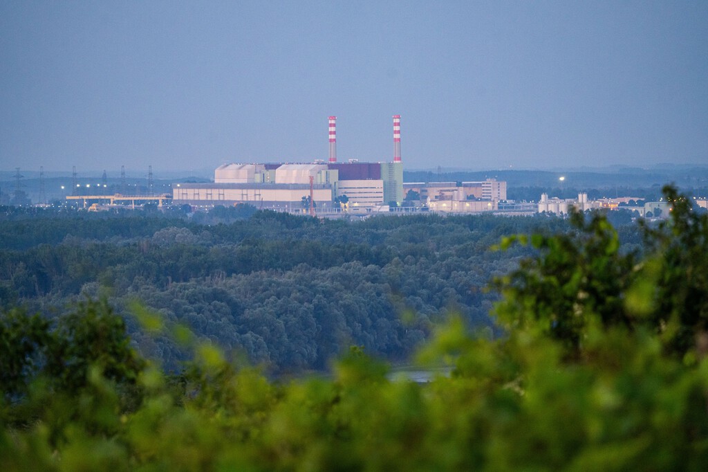 Hungría detiene su central nuclear de Paks debido a la sequía extrema y el bajo nivel del río Danubio
