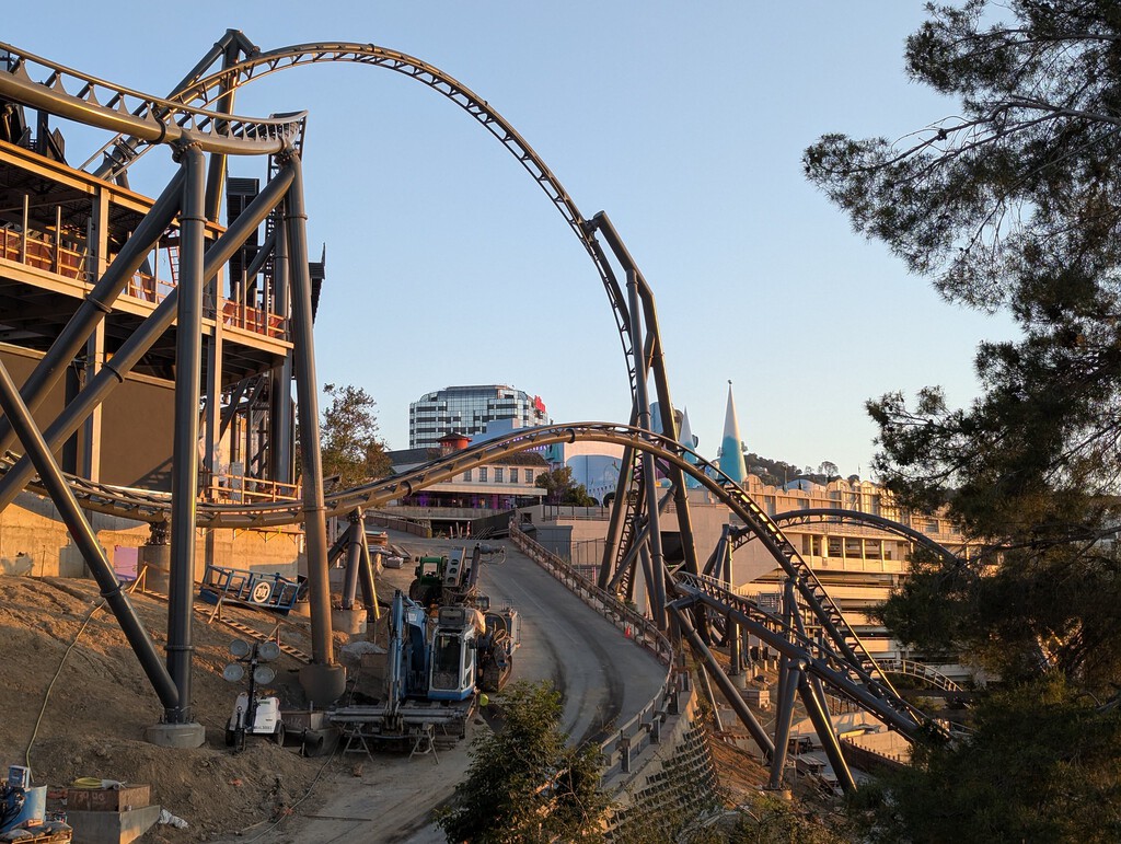 La Montaña Rusa Silenciosa de Universal Studios Hollywood Enfrenta Desafío por Ruidos de Pasajeros