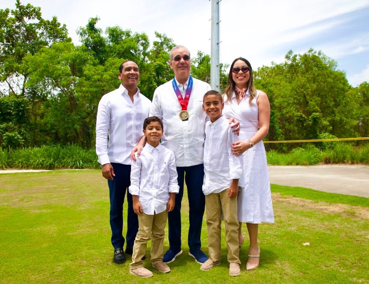 Presidente Abinader Recibe Reconocimiento por su Contribución a los Juegos Centroamericanos y del Caribe 2026