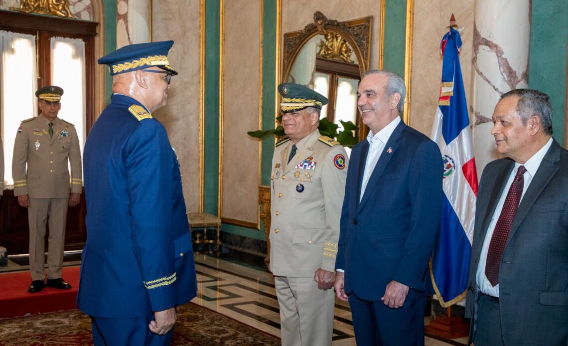 Presidente Abinader Toma Juramento a Nuevos Mandos Militares y Policiales
