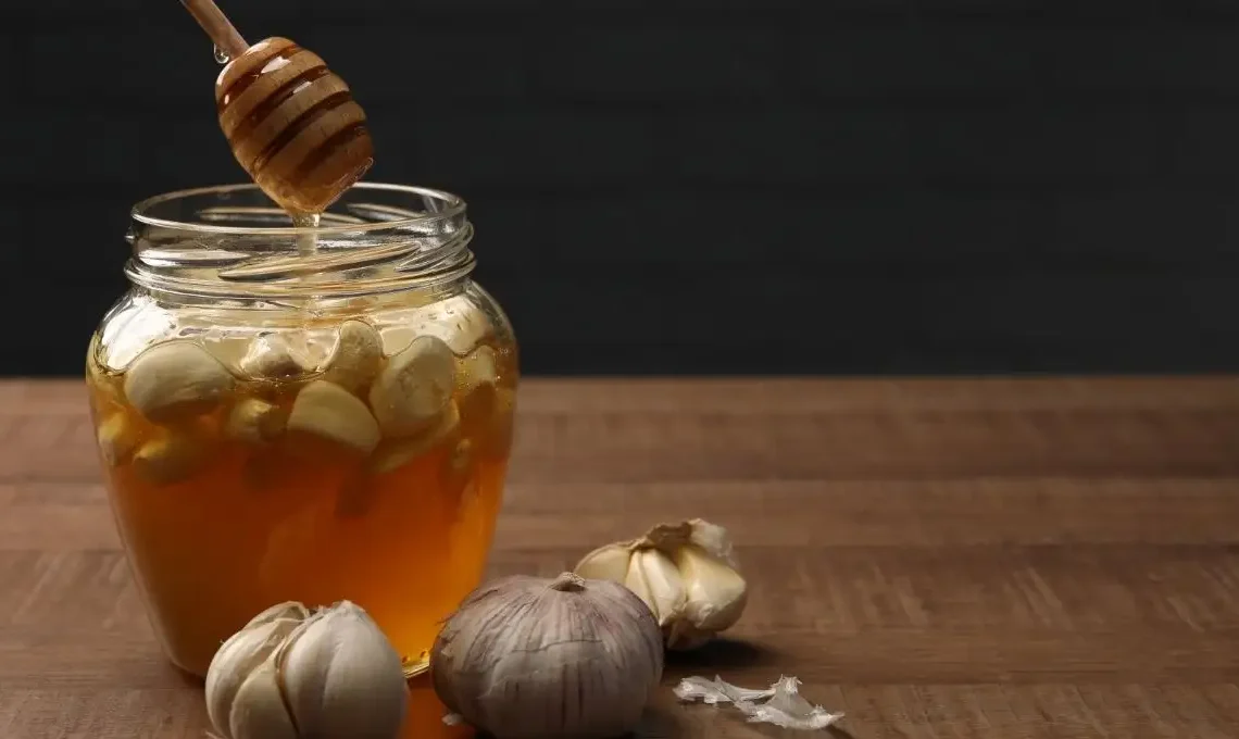 Ajo Fermentado en Miel: ¿Eficacia Real o Riesgos para la Salud Según Expertos?