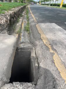 Peligro en Avenida España: Alcantarillas Abiertas Amenazan a Peatones
