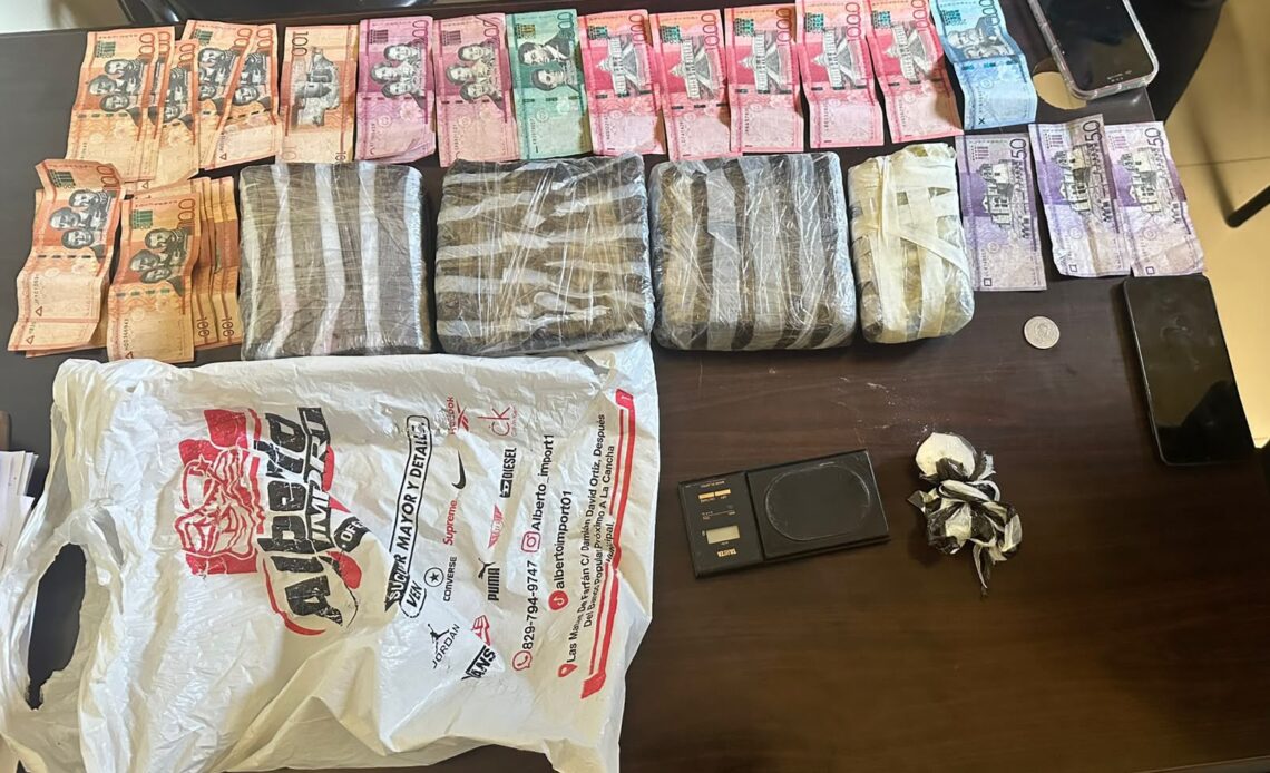 Detenidos tres hombres con armas y presuntas sustancias ilícitas en operativos en La Vega y San Juan