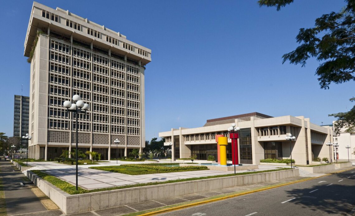 El Banco Central Dominicano Detalla Razones Detrás de la Apreciación del Peso Frente al Dólar