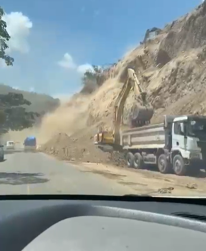 Desprendimiento de rocas en la vía Jarabacoa-La Vega causa alarma y riesgo vehicular