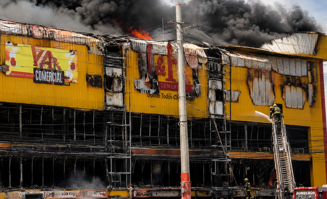 Trabajos en curso para controlar incendio en L&R Comercial