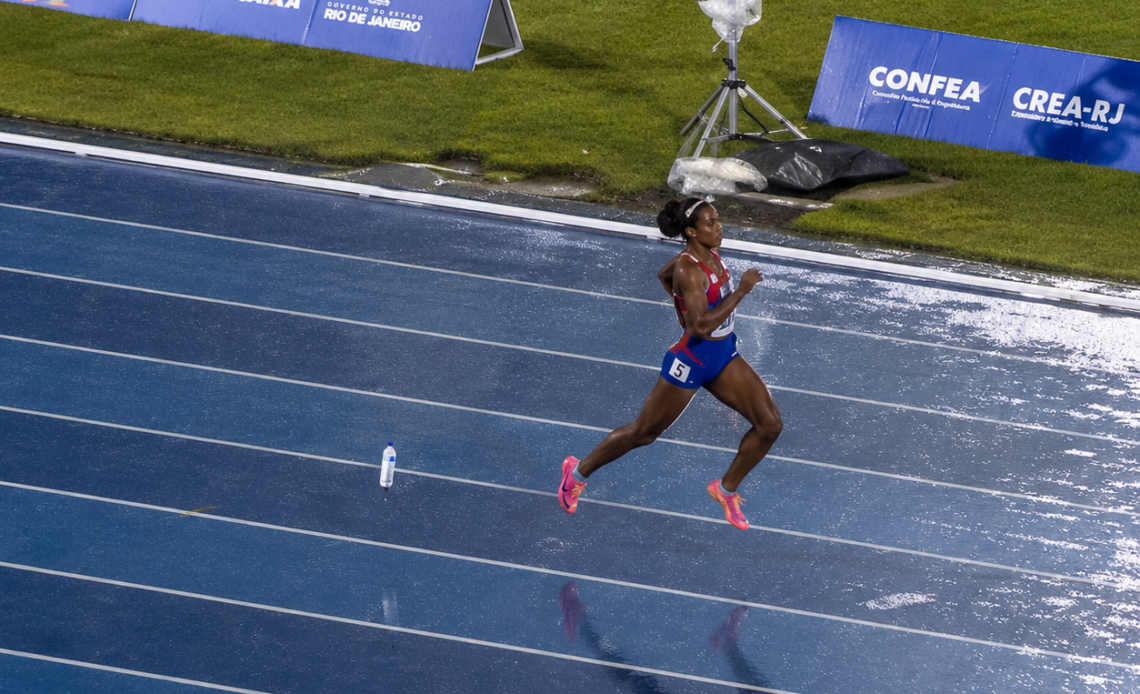 Objeto Lanzado a la Pista Genera Preocupación Durante Triunfo de Marileidy Paulino