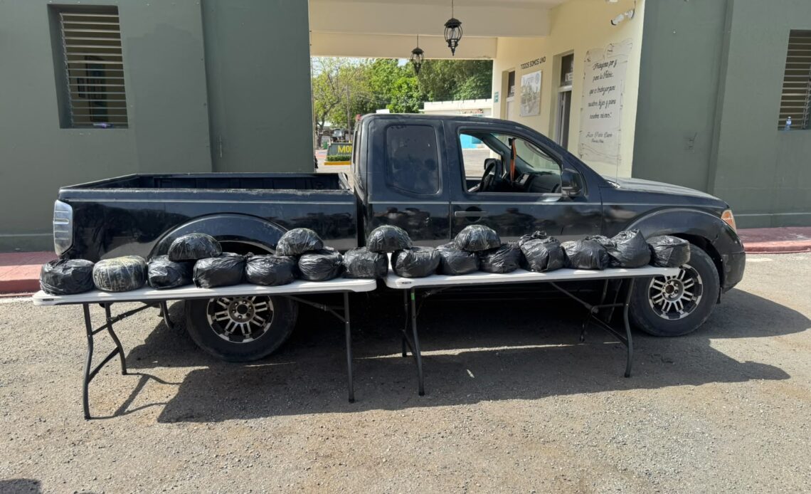 Confiscadas 84 Libras de Presunta Marihuana Escondidas en Camioneta en Azua