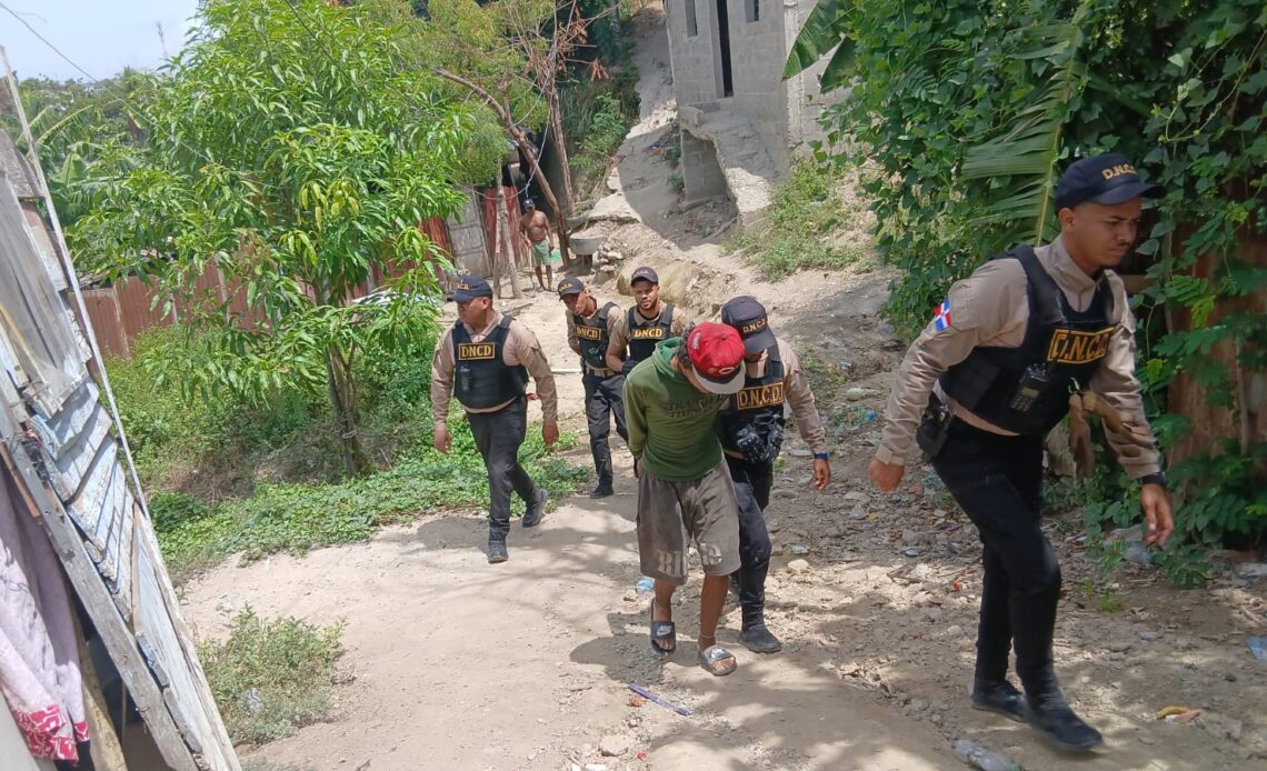 Detenidas 63 personas y confiscados 12.790 gramos de sustancias ilícitas en operativos en Santiago y Puerto Plata
