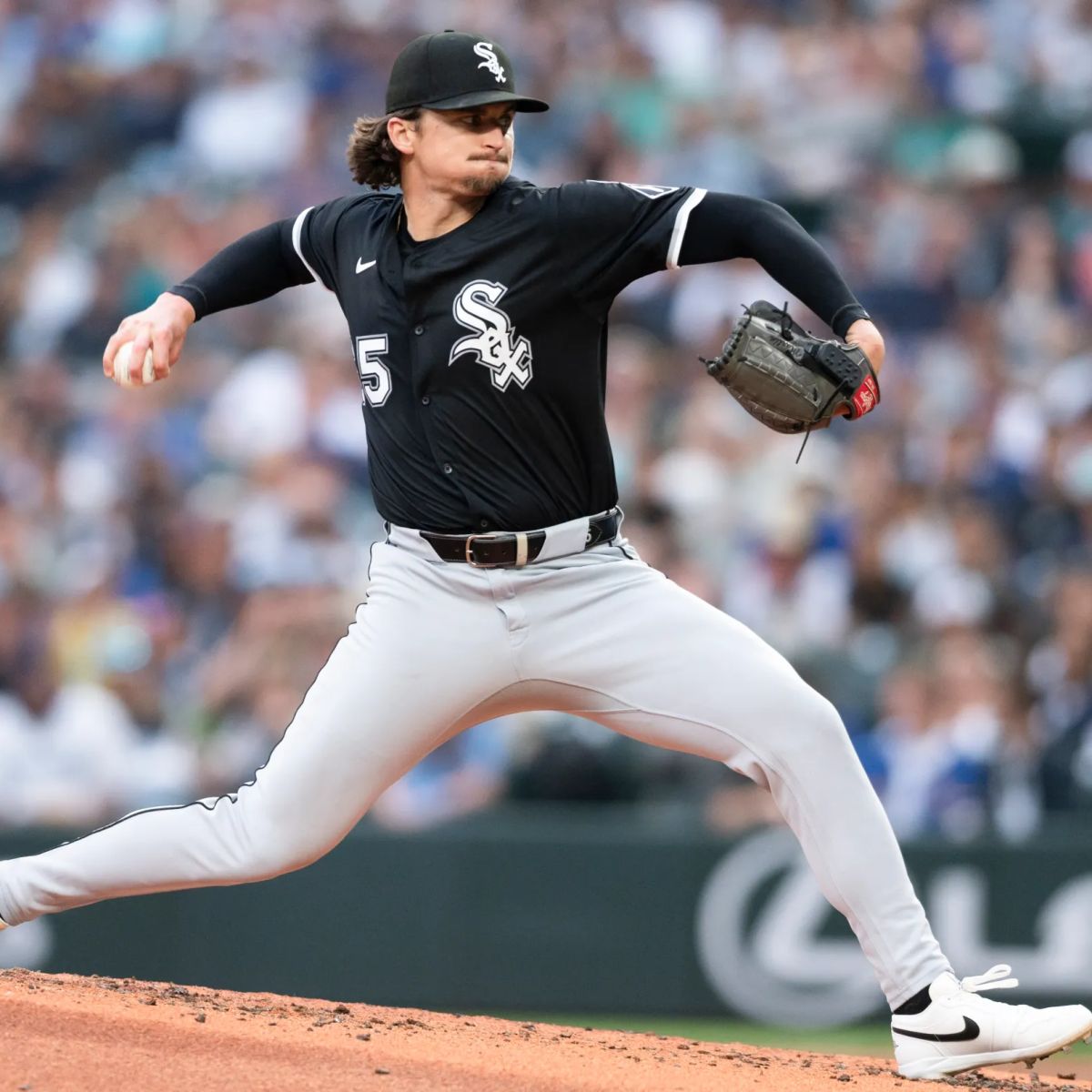 Expulsión de Davis Martin Desencadena Tensión y Vaciado de Bancas en Partido Medias Blancas vs. Rojos