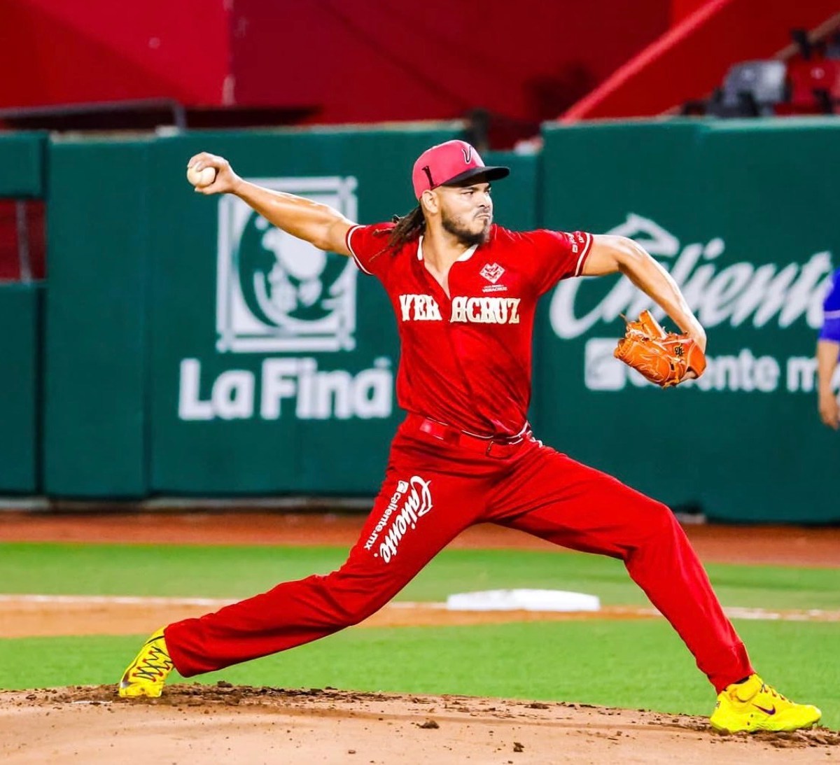 Los Leones del Escogido Incorporan al Lanzador Dinelson Lamet Vía Traspaso con las Águilas
