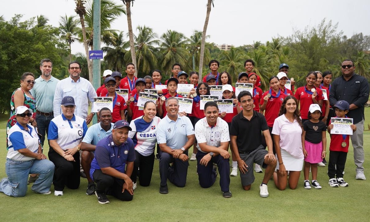 Inefi y Fedogolf reconocen a 32 alumnos sobresalientes en campamento de golf escolar