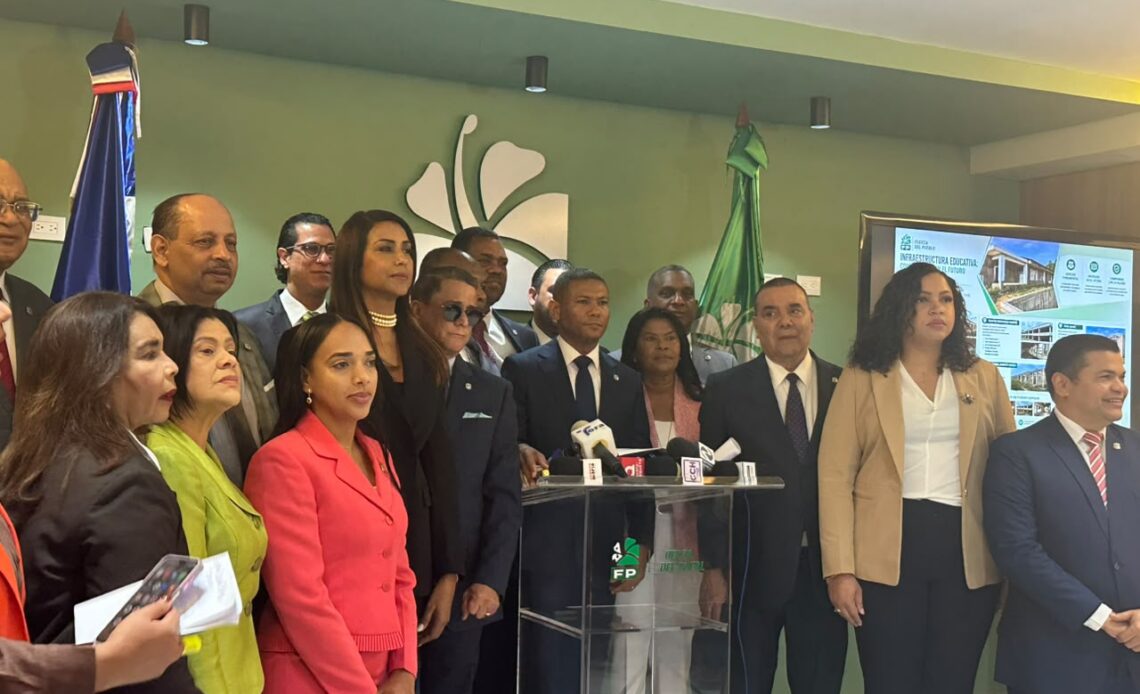 Fuerza del Pueblo: Inversión escolar y entrega de aulas caen drásticamente entre 2014 y 2025