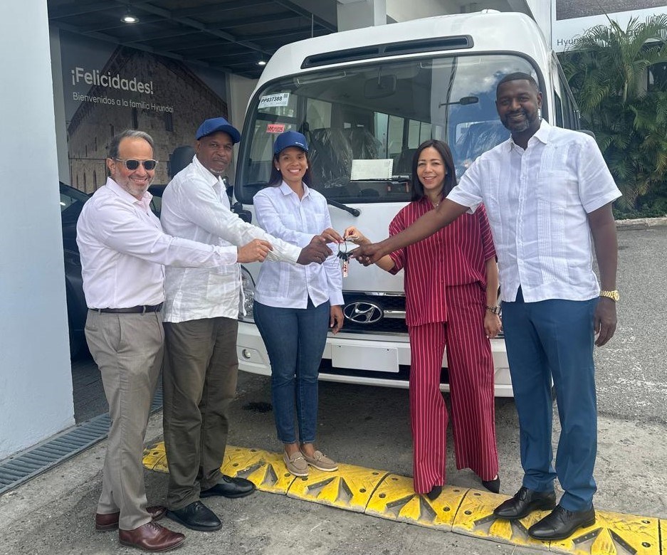 Gobierno Dominicano Provee Minibús a Abasado para Fomentar el Deporte
