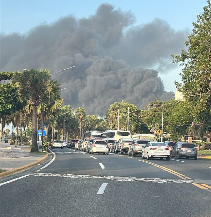Incendio de Camión Cisterna en Gazcue Interrumpe el Tráfico Matutino