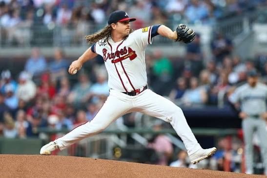 Actuación Destacada de Holmes Cerca del No-Hitter Impulsa Victoria de los Braves