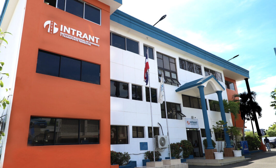 Nuevo esquema de licencias del Intrant genera casi RD? millones y revierte pérdidas estatales