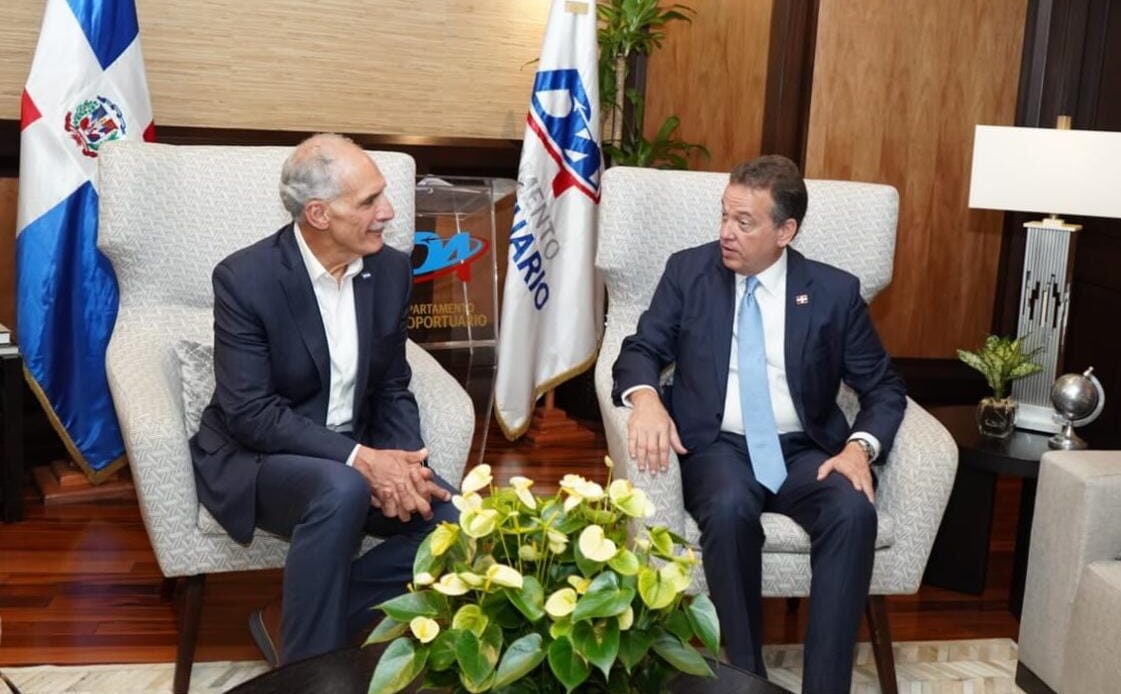 Canciller dominicano da bienvenida al presidente de Honduras en el AILA