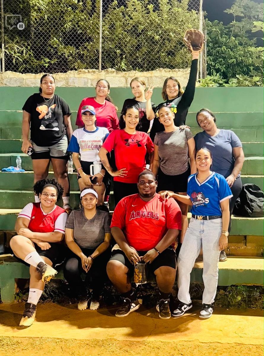 Dirigente Comunitaria Reafirma Apoyo al Sóftbol Femenino en Visita a la Liga de Bello Campo