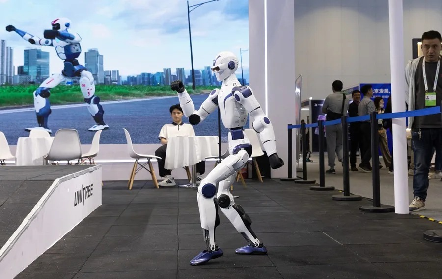 Robots Chinos Evolucionan de Exhibición a Funciones Prácticas Cotidianas