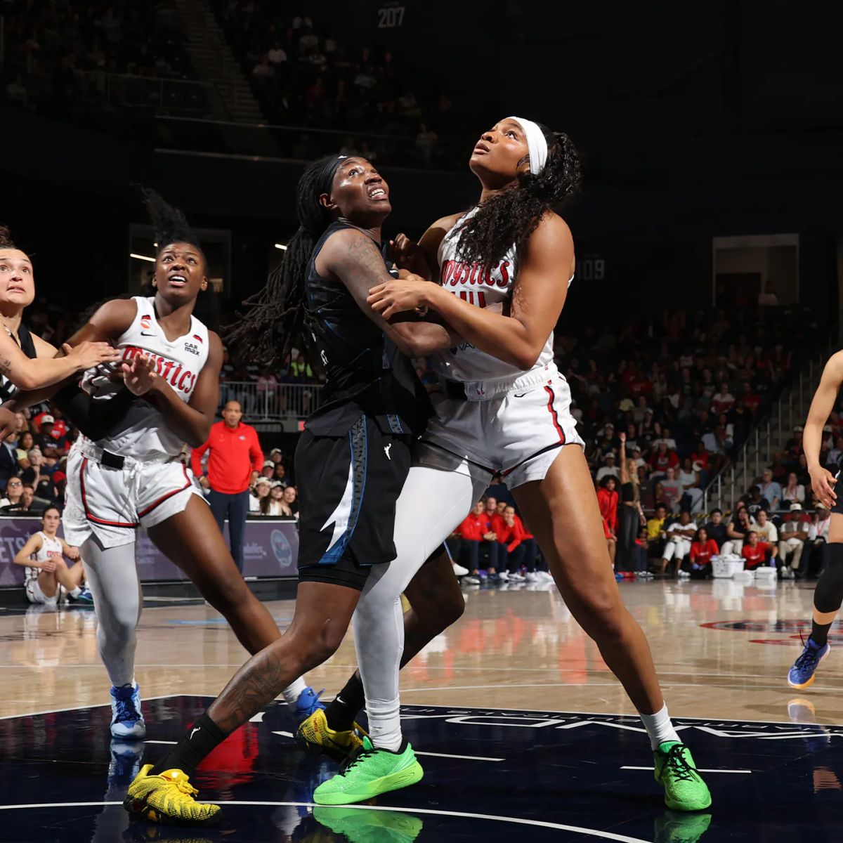Detenido aficionado que arrojó objeto sexual en partido de la WNBA