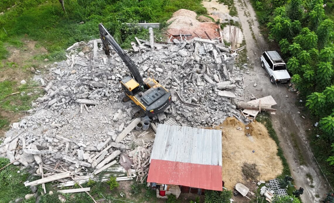 Medio Ambiente Interviene Construcciones Ilegales con Demoliciones y Acuerdos