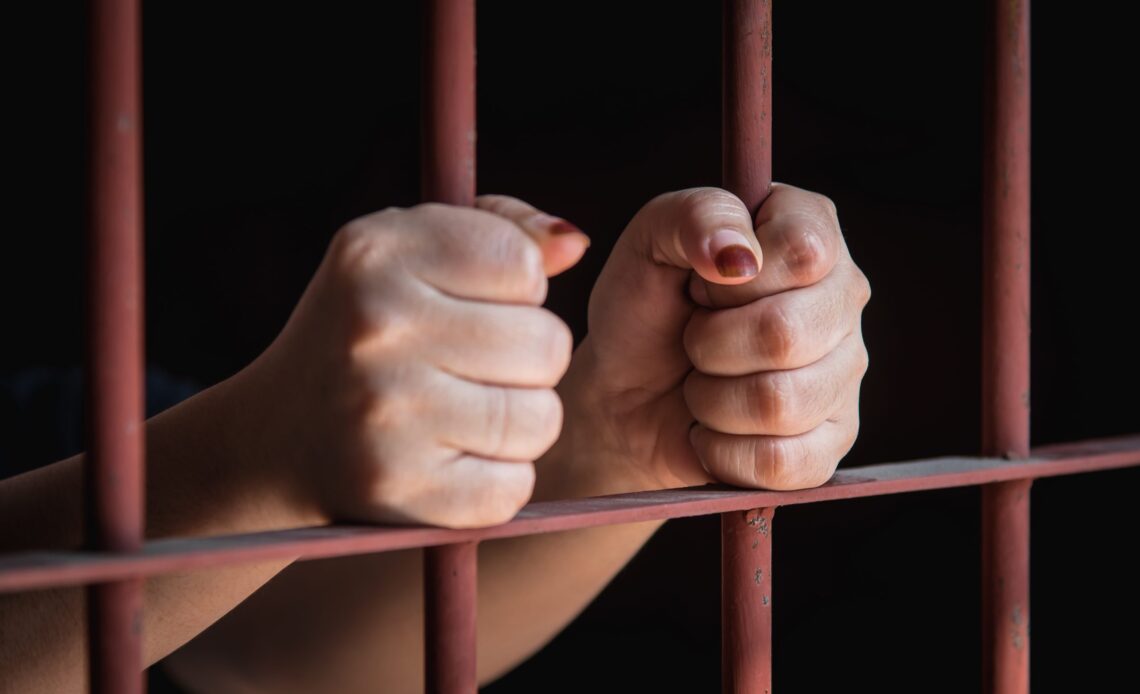 Hombre Recibe Condena de 30 Años por Doble Homicidio y Lesiones Graves