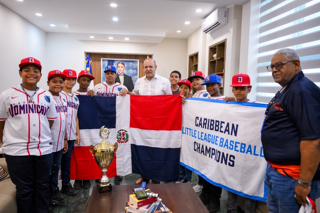 Alcalde Ulises Rodríguez Abanderó a Los Nacionales de Santiago para la Serie Mundial de Pequeñas Ligas