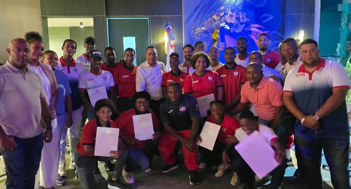 Senador Pedro Tineo Otorga Reconocimiento Económico a Medallistas de Monte Plata