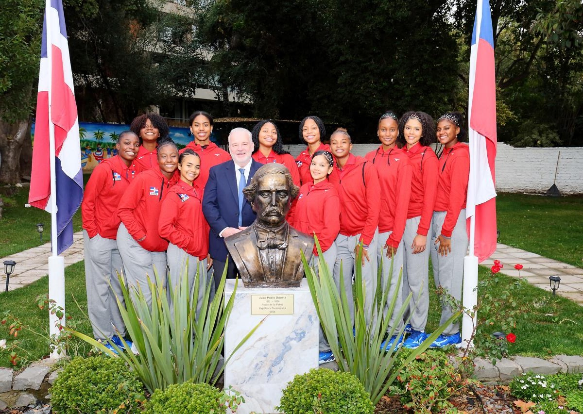 Las ''Princesas del Caribe'' Recibidas con Entusiasmo por la Embajada y la Comunidad Dominicana en Chile