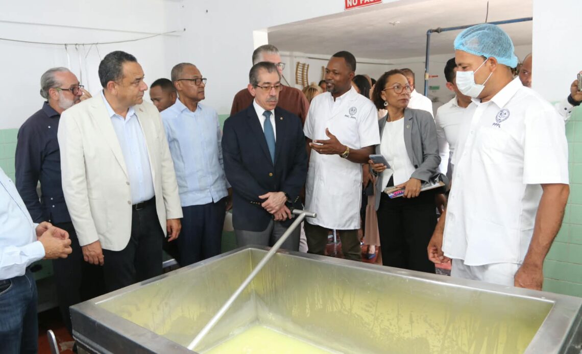 UASD inaugura planta láctea y moderniza laboratorio de alimentos para potenciar formación e investigación
