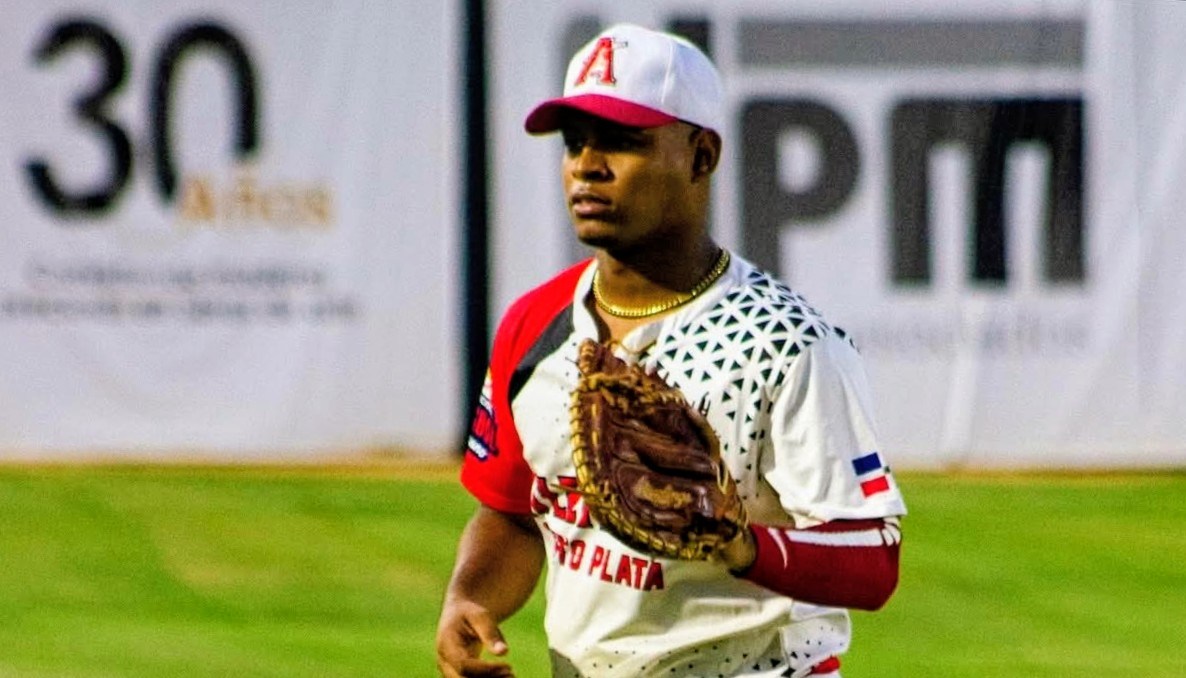 Rangers de Texas Incorporan a Promesa del Béisbol Puertoplateño