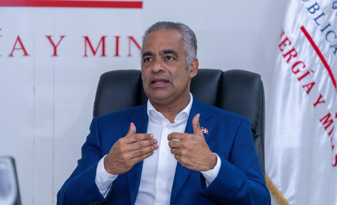 Ministro Joel Santos Insta a la Conservación Eléctrica por Altas Temperaturas y Creciente Demanda