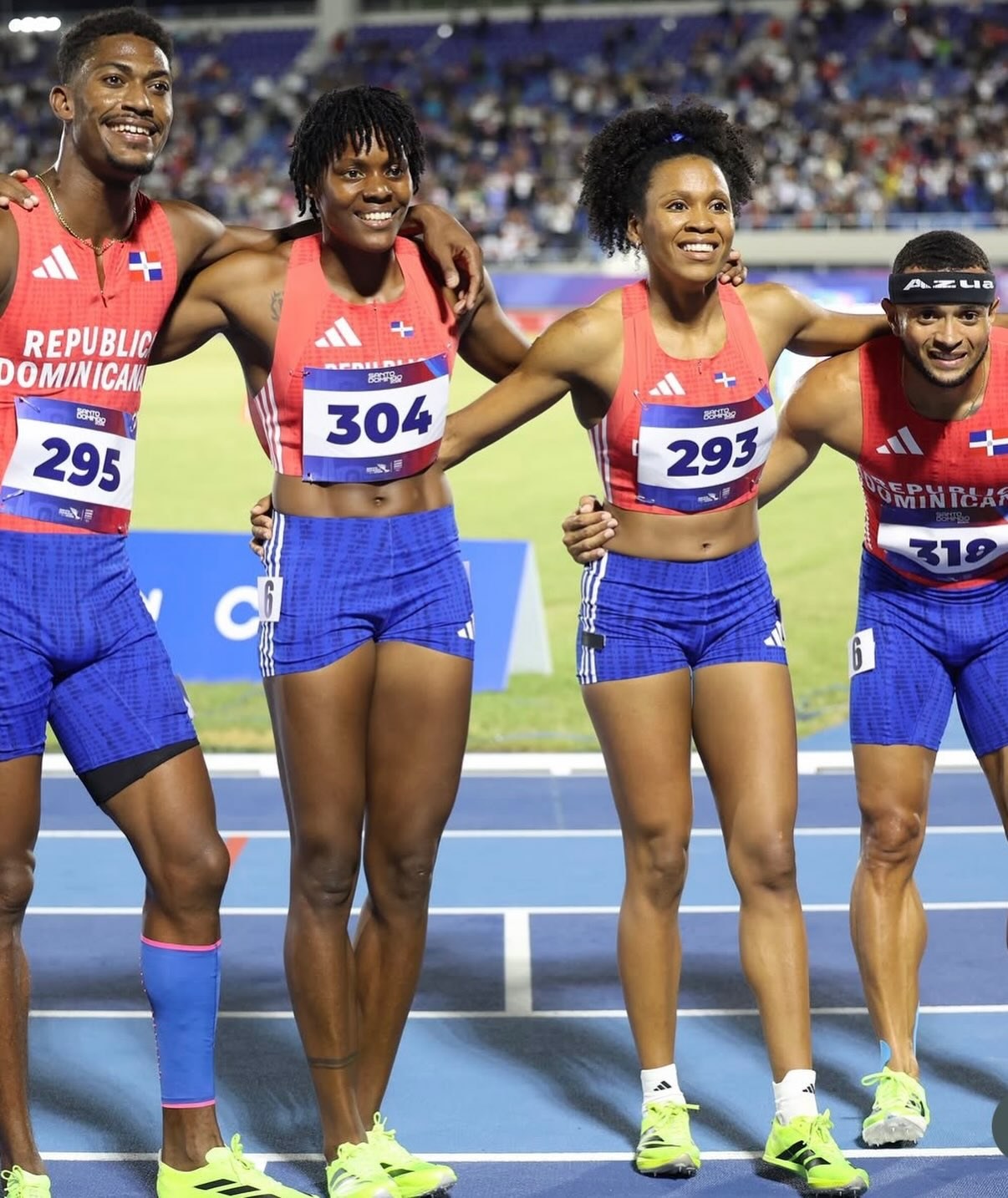 Marileidy Paulino Subraya la Dedicación y Solidaridad del Equipo Pérez Tras Victoria en Relevo Mixto 4x400 Metros