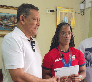 Alcalde Nelson Núñez Otorga Reconocimiento Económico a la Medallista Centroamericana Creymarlin Valdés