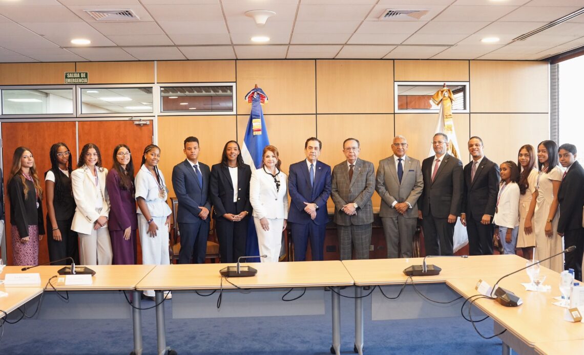Valdez Albizu del Banco Central recibe al embajador Tony Raful y a estudiantes dominicanos sobresalientes en España