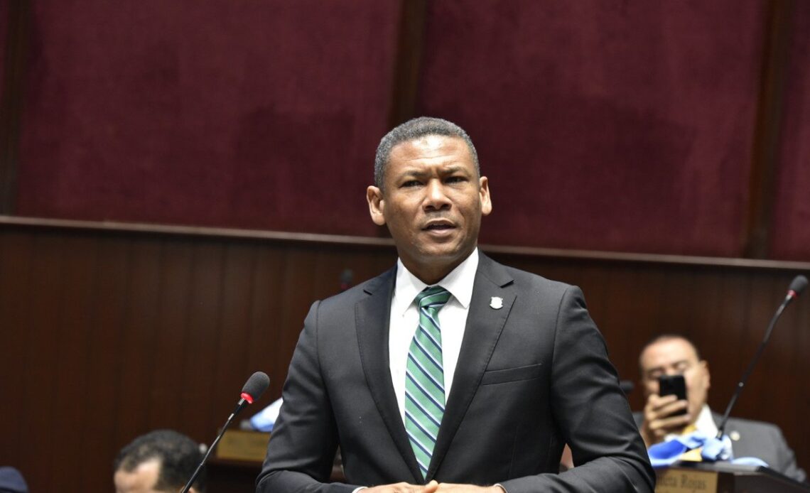Diputado de la Fuerza del Pueblo Sostiene que el Ministro de Educación Carece de Competencia para su Función