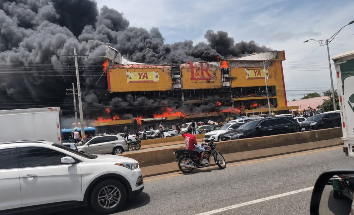 Incendio de Envergadura Devasta Comercio en la Autopista Las Américas