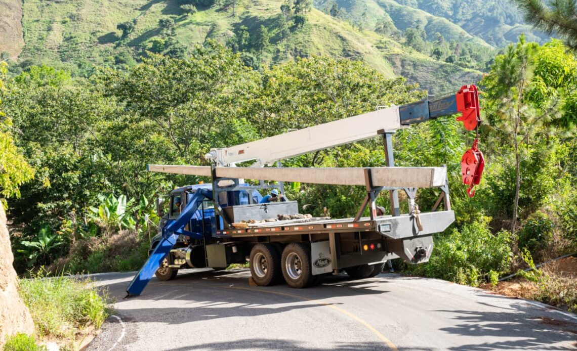 Edesur Lleva Energía Formal a El Montazo, Azua, Eliminando Conexiones Imprevistas