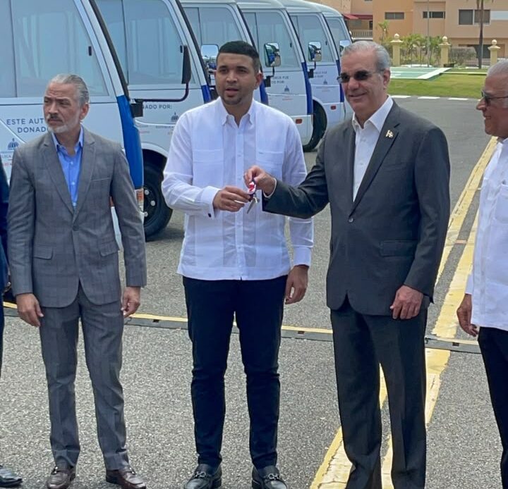 Presidente Abinader Refuerza Transporte Universitario con la Entrega de 40 Nuevos Autobuses, Elevando la Flota a 90 Unidades