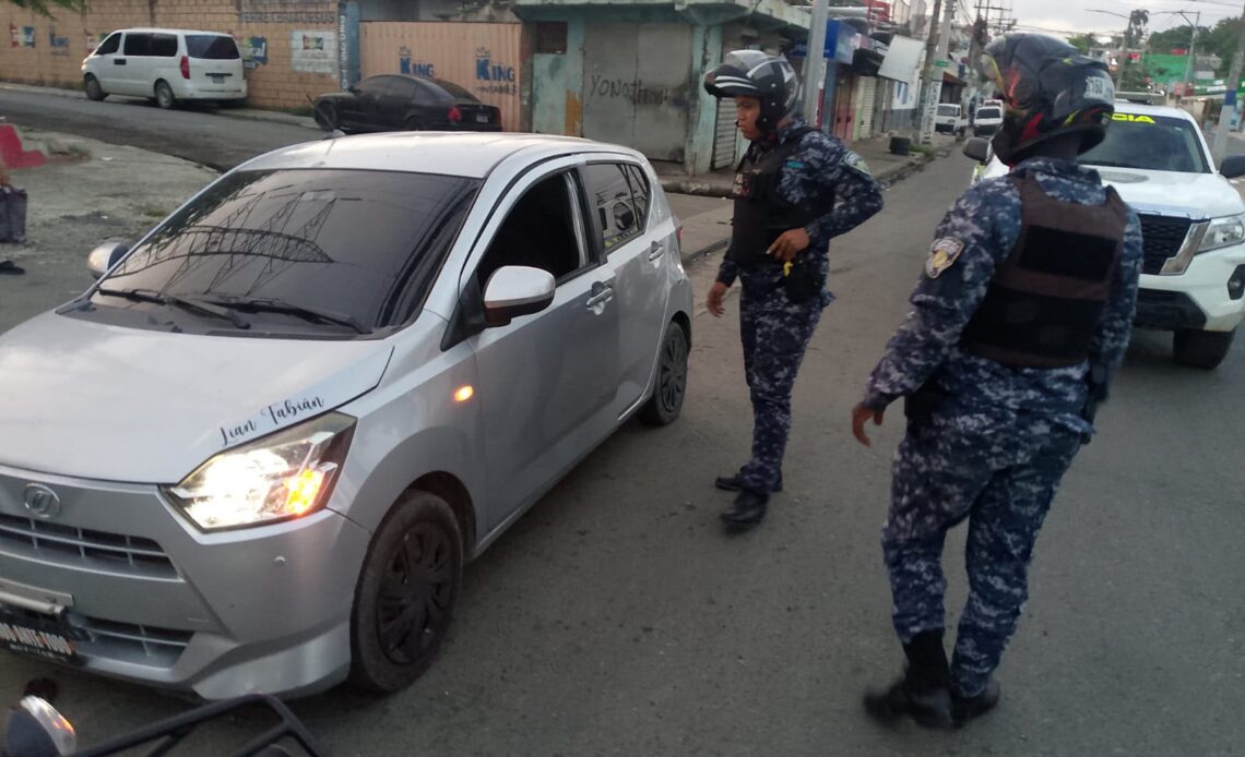La Policía Nacional en SDN Recupera Vehículos Robados y Detiene a 14 Individuos en Operativos Recientes
