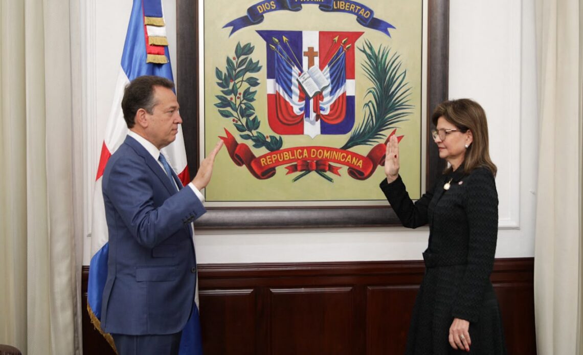 Víctor Bisonó Asume el Cargo de Ministro de Relaciones Exteriores tras Juramentación por Raquel Peña