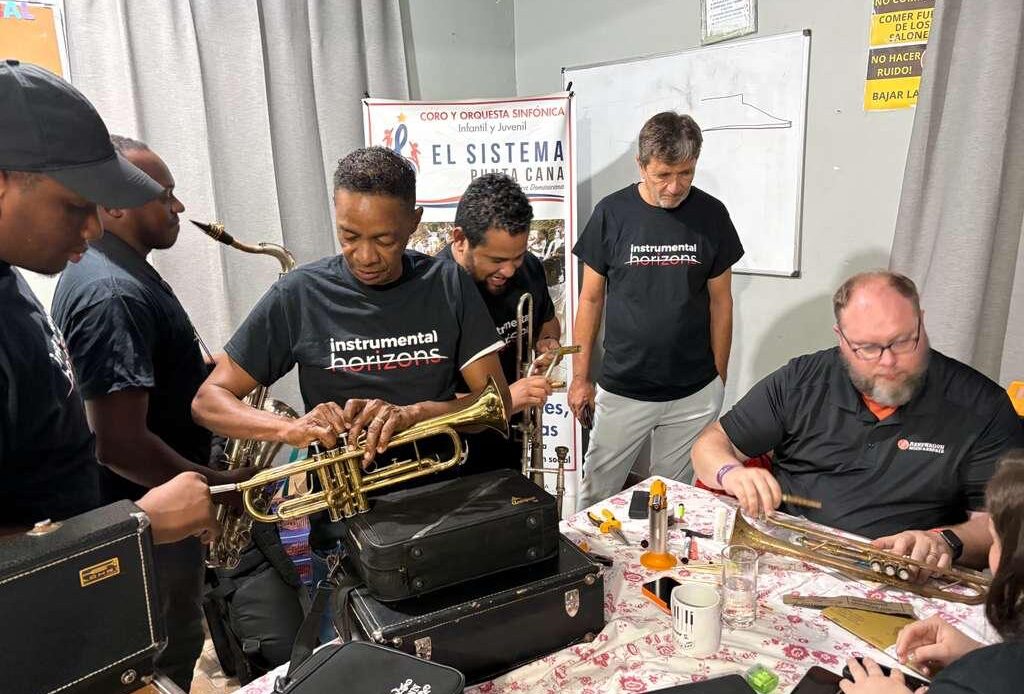 El Sistema Punta Cana Lanza Taller de Luthería con Apoyo de Instrumental Horizons