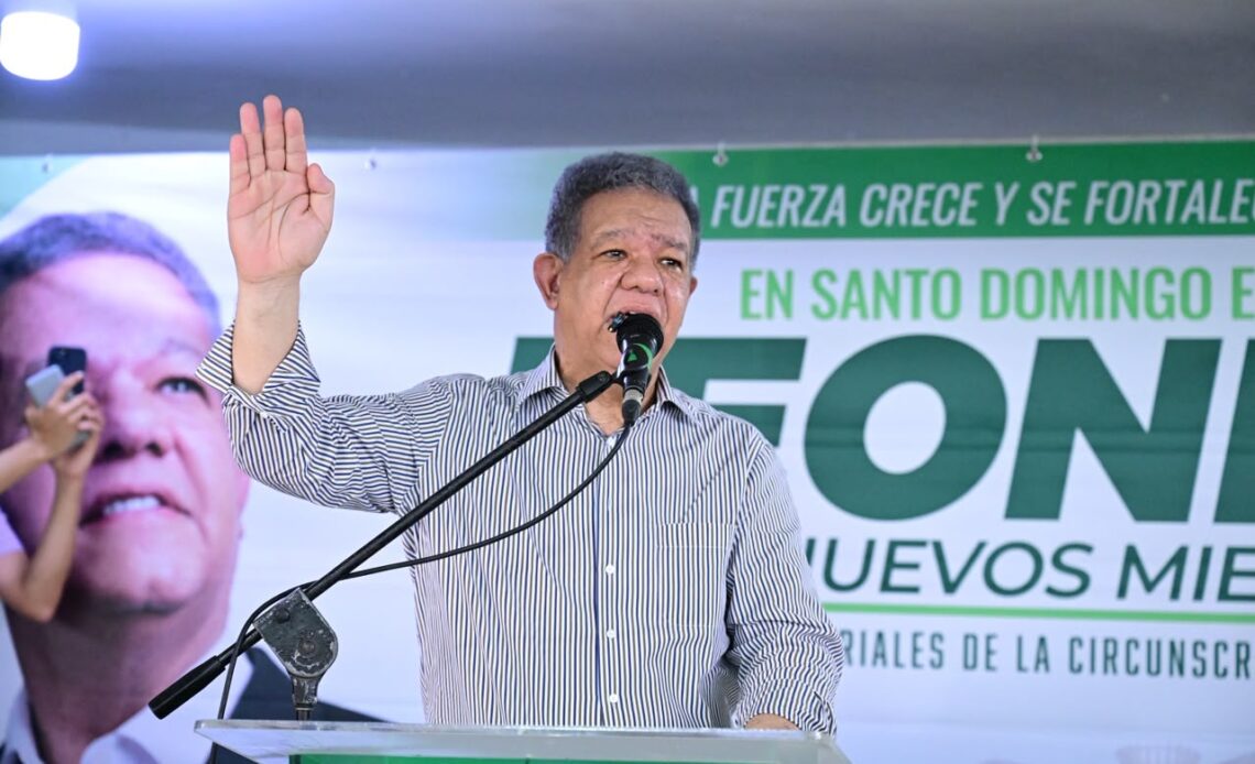 Leonel Fernández Critica Fallas en Servicios Públicos y Acumulación de Residuos en Santo Domingo Este
