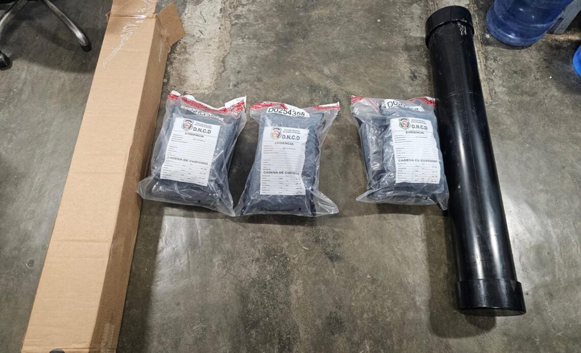 DNCD Confisca Seis Paquetes de Marihuana Ocultos en un Portaplanos en el AILA