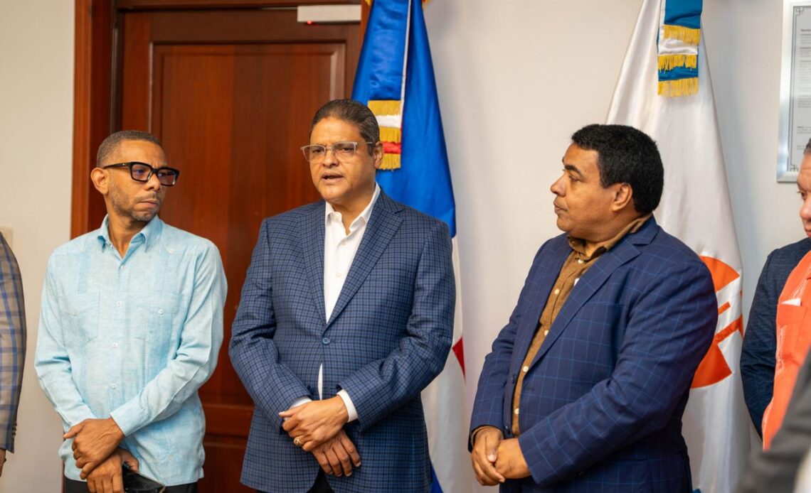 Director del INTRANT Anuncia Reuniones Quincenales con el Sector Transporte y Reafirma Aplicación de la Ley de Tránsito