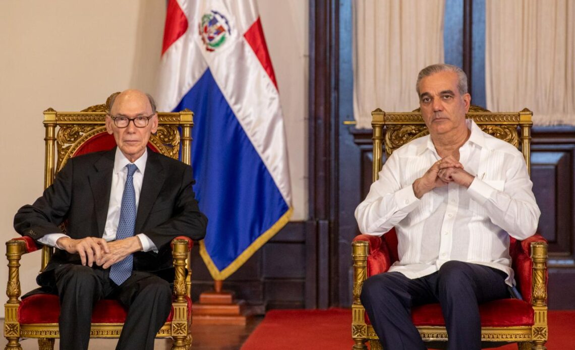Presidente Abinader Concede la Orden del Mérito a Frank Moya Pons en el Aniversario de la Academia Dominicana de la Historia
