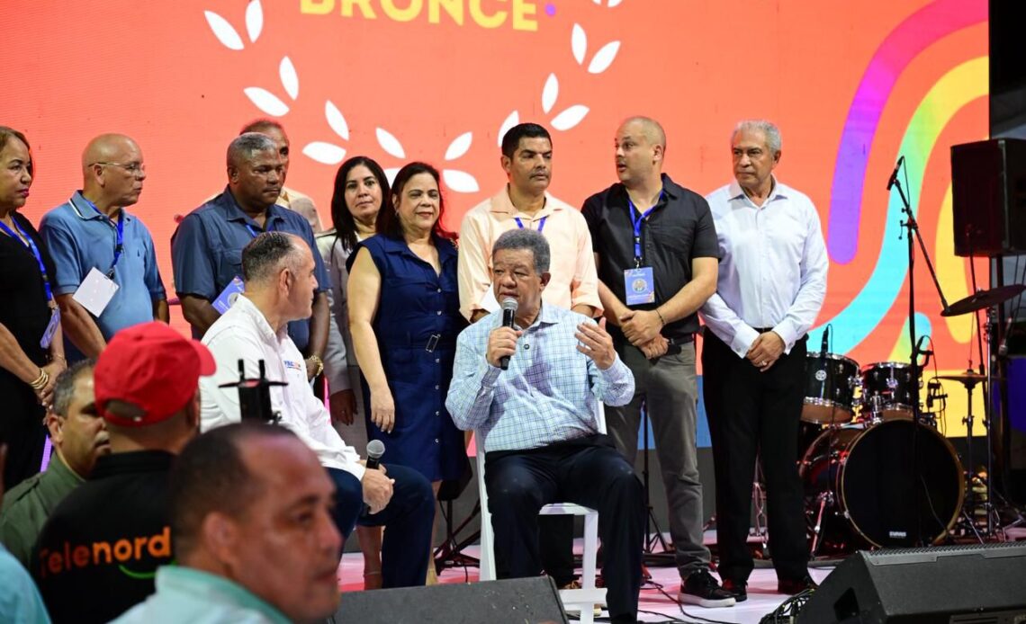 Leonel Fernández Asocia Incremento de la Canasta Básica con Cierre de Negocios por Baja Demanda